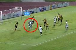 Buba López y la jugada por la que fue expulsado en el estadio Olímpico.