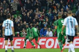 Los nigerianos celebrando el doblete de Alex Iwobi ante Argentina.