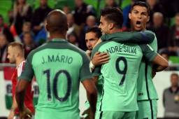 Cristiano Ronaldo celebrando con André Silva.