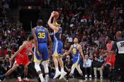 Los Warriors consiguen una victoria más con un gran partido por de Stephen Curry.