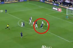 Lionel Messi se hizo presente en el marcador cuando el primer tiempo ya estaba llegando a su final.