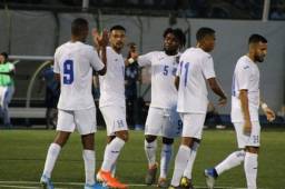 Los jugadores catrachos celebran las anotaciones ante Nicaragua.