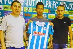 Bayron posa con la camisa del Juticalpa con uno de los presidentes Joel Sandoval y el gerente Erlin Lagos.