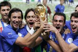 Zaccardo junto a Inzagui y Barone celebrando con la Copa del Mundo.