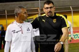 El entrenador del Honduras Progreso, Horacio Londoño, se saluda con su colega del Real España, Martín García. Foto Melvin Cubas