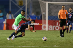 El volante del Marathón, Luis Garrido salió del encuentro tras recibir dos tarjetas amarillas en el clásico.