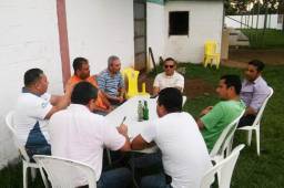 Carlos 'Chato' Padilla en reunión con los directivos del nuevo Atlético Santa Cruz.