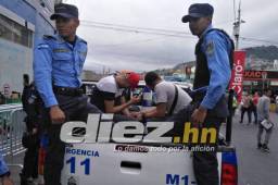 Arrestan a personas que estaban vendiendo boletos falsos en el estadio Nacional.