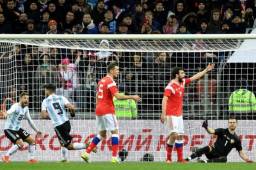 Sergio Agüero redondeó su partidazo anotando el único tanto del encuentro ante Rusia. FOTOS: AFP