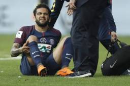 Dani Alves sufrió una lesión en la rodilla que lo marginará del Mundial de Rusia 2018.