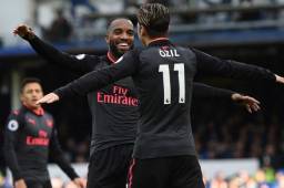 Lacazette festejando la anotación de Ozil en la goleada sobre el Everton.