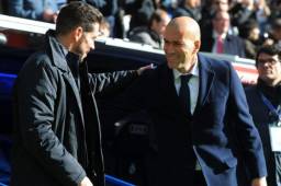Diego Simeone y Zinedine Zidane durante un derby de Madrid.