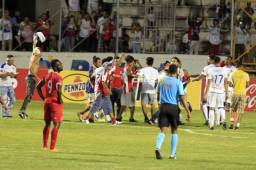 La barra del Olimpia ingresó sobre el cierre del juego contra Real Sociedad y la Comisión lo sancionó con dos partidos. Foto Ronald Aceituno