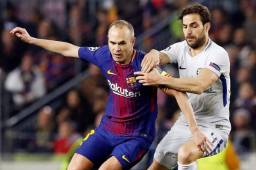 Andrés Iniesta recibe la marca de Cesc Fábregas durante el partido de octavos de final de la Champions League jugado en el Camp Nou. Foto EFE