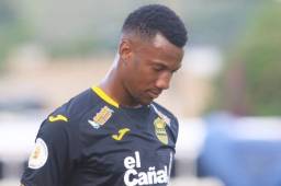 El delantero del Real España, Darixon Vuelto, cuando salía lesionado del partido ante Real de Minas. Foto DIEZ