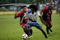 'Pescado' Bonilla y Melvin Batiz marcan al jugador del Lepaera, Javier Norales.