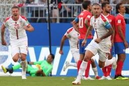 Kolarov festeja el solitario gol que le dio el triunfo a Serbia sobre Costa Rica. Keylor Navas voló por los aires, pero no le llegó al remate. Fotos AFP y EFE