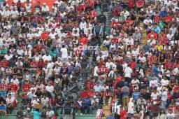 Poco más de 17 mil aficionados ingresaron ayer al estadio Nacional. Foto: Ronal Aceituno.