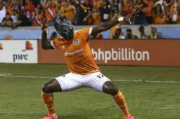 Alberth Elis se alista para el juego ante Emiratos Árabes Unidos.