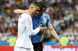 Cristiano Ronaldo le ayudó a Edinson Cavani a salir de la cancha cuando se lesionó en el partido frente a Portugal. Foto AFP