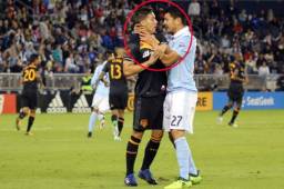 Momentos cuando el hondureño Roger Espinoza tomaba del cuello a su rival quien le había propinado un pisotón. Foto cortesía