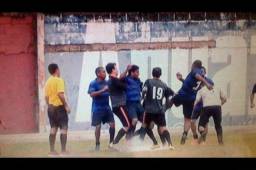 Los jugadores del Patepluma y Robes el veteranos se fueron a los golpes en Santa Bárbara.