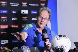 Brian Schmetzer, entrenador del Seattle Sounders de la MLS, en conferencia de prensa tras el empate 2-2 frente al Olimpia por la Champions de Concacaf. Foto DIEZ
