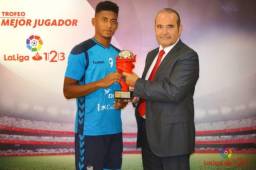 Anthony Lozano recibiendo el premio como mejor futbolista del mes de mayo.