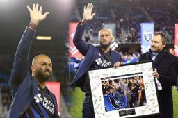 Víctor 'Muma' Bernárdez recibió un obsequio del San José de la MLS.