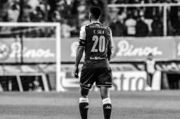 Mariano Torres portó la camiseta del Saprissa pero le puso el nombre y apellido de Emiliano Sala. FOTO: Saprissa