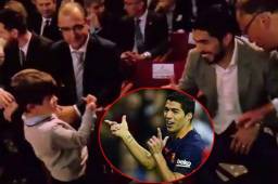 Thiago Messi junto a Luis Suárez durante la gala de la entrega de la Bota de Oro que ganó su padre. Foto especial