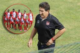 Héctor Vargas sacó al futbolista Marcelo Canales luego del primer gol que sufrió Vida ante Marathón. FOTO: Neptalí Romero