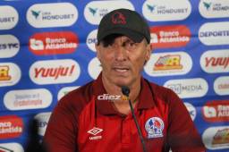 Pedro Troglio se mostró contento por conquistar el liderato del campeonato Apertura tras vencer a Real España. Foto: Marvin Salgado.