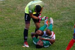 Edrick Menjívar y Carlo Costly durante el Marathón-Olimpia en el Yankel Rosenthal.