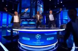 Michael Owen junto a sus compañeros celebrando el triunfo del Barcelona.