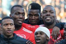 Paul Pogba abrazando a sus hermanos gemelos Florentin y Mathías. Ambos son mayores que el crack de la Juventus.