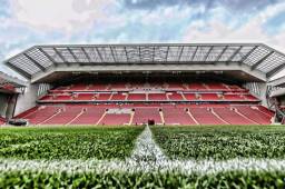 La Premier League aplazó el torneo con el fin de proteger la saluda de los futbolistas y aficionados.