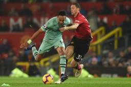 Manchester United's Serbian midfielder Nemanja Matic (R) challenges Arsenal's Gabonese striker Pierre-Emerick Aubameyang (L) during the English Premier League football match between Manchester United and Arsenal at Old Trafford in Manchester, north west England, on December 5, 2018. (Photo by Oli SCARFF / AFP) / RESTRICTED TO EDITORIAL USE. No use with unauthorized audio, video, data, fixture lists, club/league logos or 'live' services. Online in-match use limited to 120 images. An additional 40 images may be used in extra time. No video emulation. Social media in-match use limited to 120 images. An additional 40 images may be used in extra time. No use in betting publications, games or single club/league/player publications. /