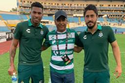 El exfutbolista catracho compartió con todos los integrantes del equipo. Foto: Club Santos.