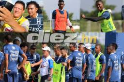 Un aficionado españolista presente, Romell Quioto de portero, el baile del famoso “Nanay”, te presentamos las fotos curiosas que dejó el entreno de Honduras en Houston previo al juego del martes ante Guayana Francesa. Foto: Ronal Aceituno
