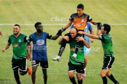 Los jugadores del Pinares levantan en brazos al héroe del ascenso, Fernando 'El Conejo' Henríquez, el conejo de la suerte ante Parrillas.. Foto Neptalí Romero