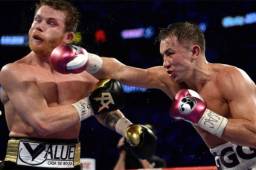 Golovkin conectando un derechazo en el rosto del mexicano Saúl Álvarez.