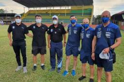 Mauro Reyes junto a cuerpo técnico de la Selección de Honduras que observó este miércoles los entrenos del cuadro arrocero. Fotos Hondura Progreso