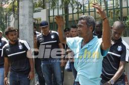 Los jugadores del Honduras cuando atrapaban al ladrón en pleno centro de El Progreso, Yoro, después de robarle la batería al carro de Morales.