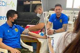 Michaell Perelló y Pablo Baez al momento de realizarse los exámenes médicos.