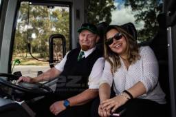 Nuestra corresponsal Aleyda Alvarado conversa con Nathan Blackler, el chofer de la Selección de Honduras en Australia. Fotos Eric Berry