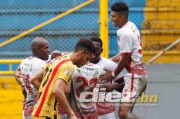 Diego Reyes es felicitado por su compañeros luego de su anotación a los 44 segundos del partido.