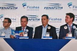 Ejecutivos de Banco Ficohsa junto a los miembros de la Fenafuth, Jorge Salomón y José Ernesto Mejía en la presentación de la boletería. Foto Juan Salgado