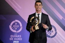 Cristiano Ronaldo posando con orgullo con el trofeo que lo acredita como Mejor Jugador Portugués del 2017. Foto EFE
