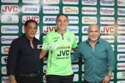 Rolin Peña y Orinson Amaya junto a Hernán “La Tota” Medina, nuevo entrenador del club. Foto Diez: Mauricio Ayala